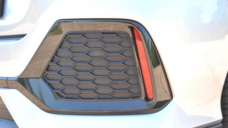 De nieuwe Honda Civic is een stuk langer dan zijn voorganger, biedt daardoor een forse binnenruimte en een hoogstaand comfort. De 1.0-liter turbomotor is geweldig op alle fronten.