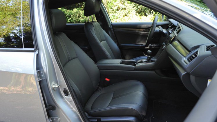 De nieuwe Honda Civic is een stuk langer dan zijn voorganger, biedt daardoor een forse binnenruimte en een hoogstaand comfort. De 1.0-liter turbomotor is geweldig op alle fronten.
