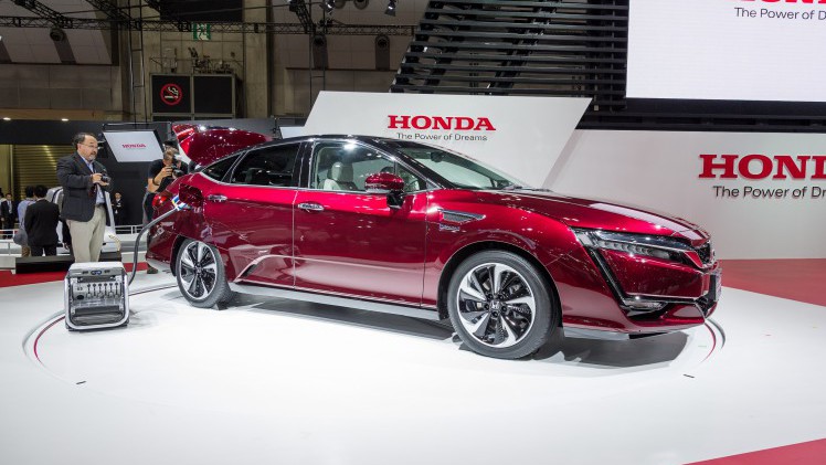 Honda onthult de Clarity Fuel Cell op de Tokyo Motor Show en brengt de nieuwe generatie waterstofauto met brandstofcel medio 2016 naar Europa.