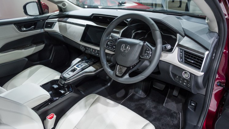 Honda onthult de Clarity Fuel Cell op de Tokyo Motor Show en brengt de nieuwe generatie waterstofauto met brandstofcel medio 2016 naar Europa.