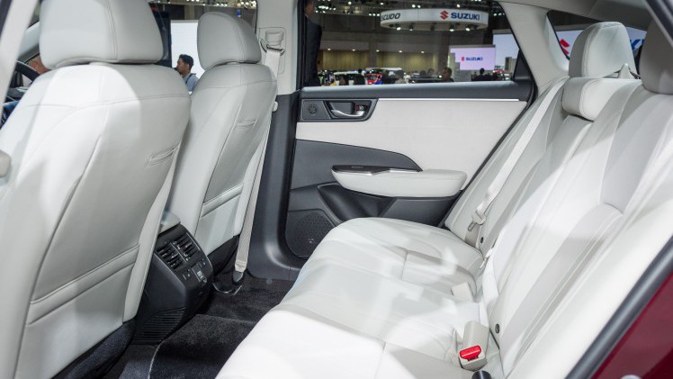 Honda onthult de Clarity Fuel Cell op de Tokyo Motor Show en brengt de nieuwe generatie waterstofauto met brandstofcel medio 2016 naar Europa.