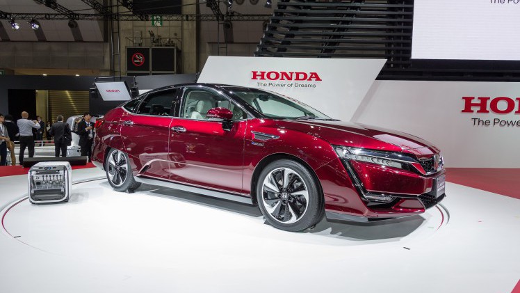Honda onthult de Clarity Fuel Cell op de Tokyo Motor Show en brengt de nieuwe generatie waterstofauto met brandstofcel medio 2016 naar Europa.