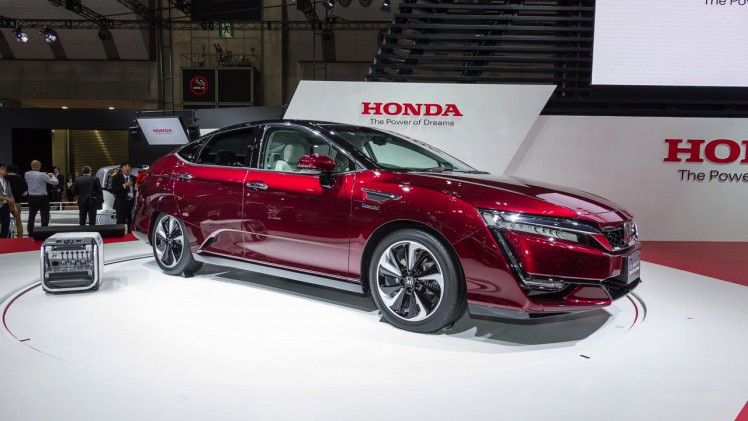 Honda biedt op de Autosalon van Geneve ook ruimte voor het Europese debuut van de Clarity Fuel Cell en een kleurige Jazz concept.