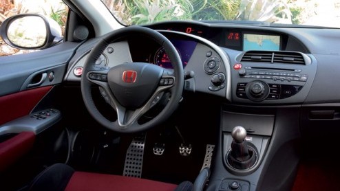 Eindelijk komt de driedeursversie van de Honda Civic op de markt. De vijfdeurs was natuurlijk al een tijdje beschikbaar, maar wij zaten te wachten op de nog mooiere driedeurs. Ook de Type-R, de sporti