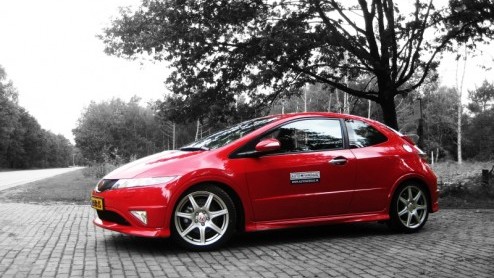 Honda betreedt de compacte middenklasse behoorlijk eigenzinnig. Waar tegenwoordig dynamische, maar strakke looks de trend bepalen, gooit het merk het met de Civic het over een heel andere boeg. Uitbun