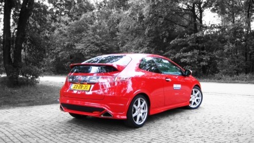 Honda betreedt de compacte middenklasse behoorlijk eigenzinnig. Waar tegenwoordig dynamische, maar strakke looks de trend bepalen, gooit het merk het met de Civic het over een heel andere boeg. Uitbun