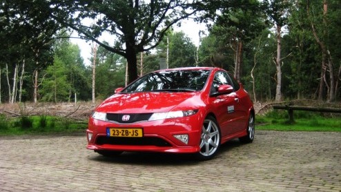 Honda betreedt de compacte middenklasse behoorlijk eigenzinnig. Waar tegenwoordig dynamische, maar strakke looks de trend bepalen, gooit het merk het met de Civic het over een heel andere boeg. Uitbun