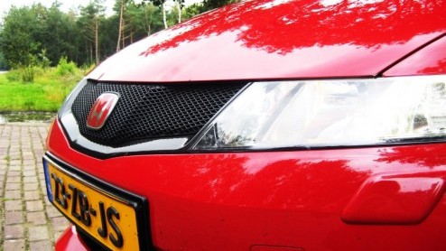 Honda betreedt de compacte middenklasse behoorlijk eigenzinnig. Waar tegenwoordig dynamische, maar strakke looks de trend bepalen, gooit het merk het met de Civic het over een heel andere boeg. Uitbun
