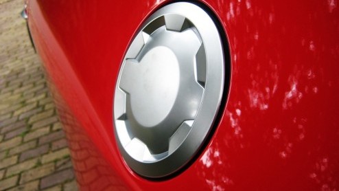 Honda betreedt de compacte middenklasse behoorlijk eigenzinnig. Waar tegenwoordig dynamische, maar strakke looks de trend bepalen, gooit het merk het met de Civic het over een heel andere boeg. Uitbun