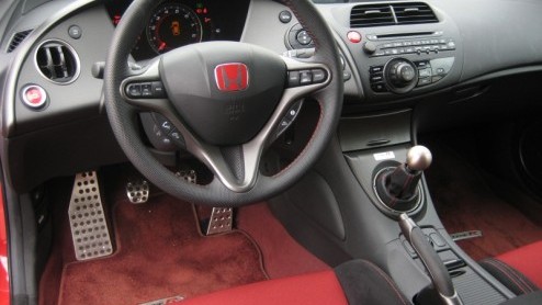 Honda betreedt de compacte middenklasse behoorlijk eigenzinnig. Waar tegenwoordig dynamische, maar strakke looks de trend bepalen, gooit het merk het met de Civic het over een heel andere boeg. Uitbun