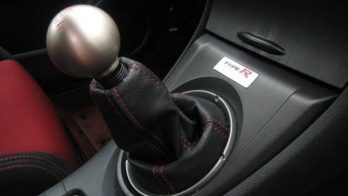 Honda betreedt de compacte middenklasse behoorlijk eigenzinnig. Waar tegenwoordig dynamische, maar strakke looks de trend bepalen, gooit het merk het met de Civic het over een heel andere boeg. Uitbun