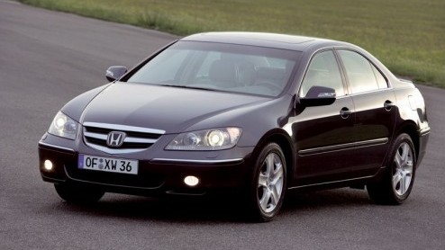 De nieuwe Honda Legend beschikt over baanbrekende techniek die hem buitengewoon handelbaar maakt. En ook op het gebied van veiligheid zit Honda met dit topmodel in de voorhoede. Maar de prijs  74.500