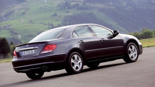 De nieuwe Honda Legend beschikt over baanbrekende techniek die hem buitengewoon handelbaar maakt. En ook op het gebied van veiligheid zit Honda met dit topmodel in de voorhoede. Maar de prijs  74.500