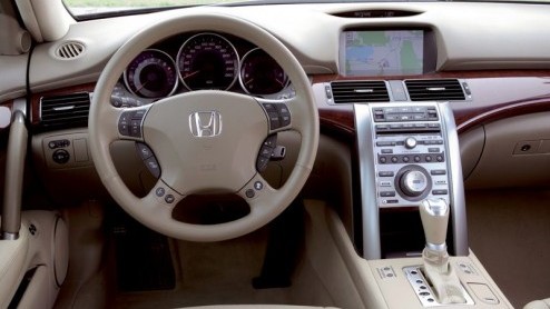 De nieuwe Honda Legend beschikt over baanbrekende techniek die hem buitengewoon handelbaar maakt. En ook op het gebied van veiligheid zit Honda met dit topmodel in de voorhoede. Maar de prijs  74.500