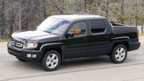 Hoewel pick-ups niet helemaal aan ons zijn besteed, kreeg onze spionagefotograaf deze nieuwe Honda Ridgeline wel in het vizier, en zodoende willen we je deze dan ook niet onthouden. Het befreft een mo