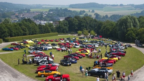 Corvettes uit binnen- en buitenland verzamelen zich tijdens Corvette-Fame 2014 in Valkenburg.