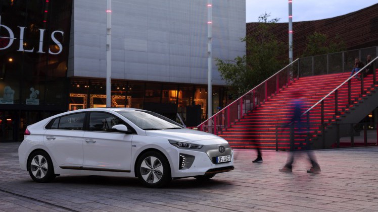Prijzen Hyundai IONIQ bekend. De IONIQ hybride kost 21.995 euro terwijl de IONIQ EV circa 33.995 euro moet opbrengen.