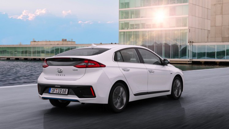 Prijzen Hyundai IONIQ bekend. De IONIQ hybride kost 21.995 euro terwijl de IONIQ EV circa 33.995 euro moet opbrengen.