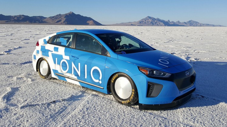 De Hyundai Ioniq Hybrid heeft het officile landsnelheidsrecord voor hybrideauto's in handen met een topsnelheid van 254 km/h.