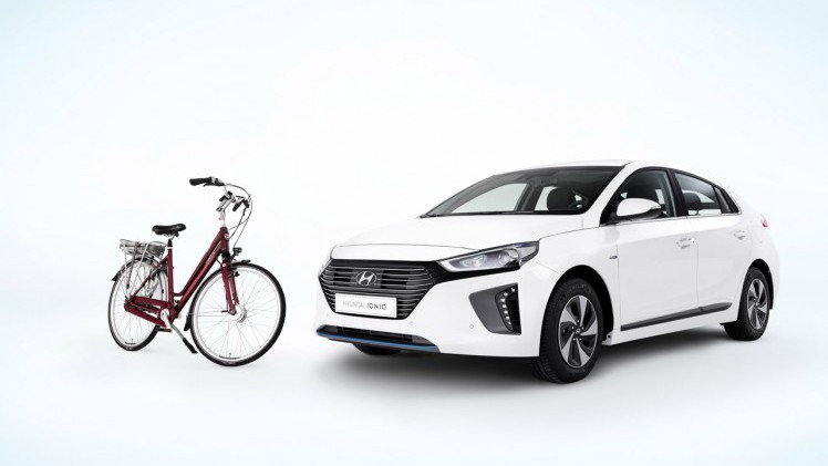 Hyundai biedt de kopers van een nieuwe Ioniq Hybrid tijdelijk een cheque van duizend euro voor een Stella e-bike.