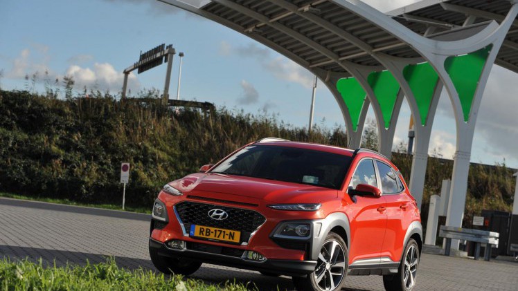 Hyundai lanceert met de Kona een spannend gelijnde, compacte SUV die meteen weet te overtuigen. AutoVandaag nam de proef op de som.