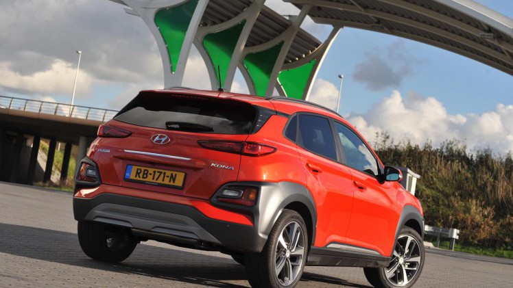 Hyundai lanceert met de Kona een spannend gelijnde, compacte SUV die meteen weet te overtuigen. AutoVandaag nam de proef op de som.