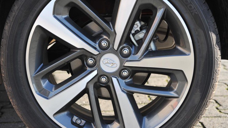 Hyundai lanceert met de Kona een spannend gelijnde, compacte SUV die meteen weet te overtuigen. AutoVandaag nam de proef op de som.