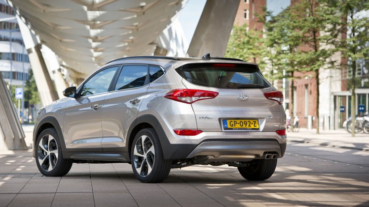Autotest nieuwe Hyundai Tucson 1.6 GDI Comfort. We rijden met de voor Nederland interessante crossover en die zit al behoorlijk goed in zijn spullen.