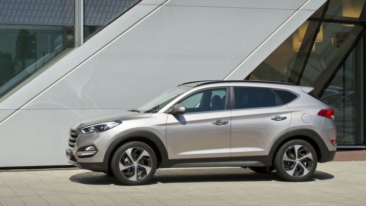 Autotest nieuwe Hyundai Tucson 1.6 GDI Comfort. We rijden met de voor Nederland interessante crossover en die zit al behoorlijk goed in zijn spullen.