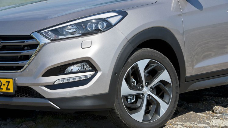 Autotest nieuwe Hyundai Tucson 1.6 GDI Comfort. We rijden met de voor Nederland interessante crossover en die zit al behoorlijk goed in zijn spullen.