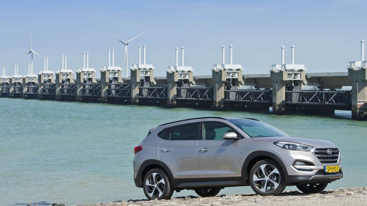 Autotest nieuwe Hyundai Tucson 1.6 GDI Comfort. We rijden met de voor Nederland interessante crossover en die zit al behoorlijk goed in zijn spullen.