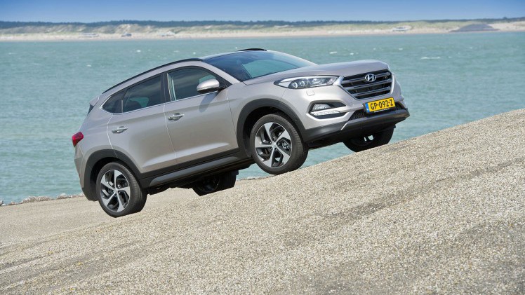 Autotest nieuwe Hyundai Tucson 1.6 GDI Comfort. We rijden met de voor Nederland interessante crossover en die zit al behoorlijk goed in zijn spullen.