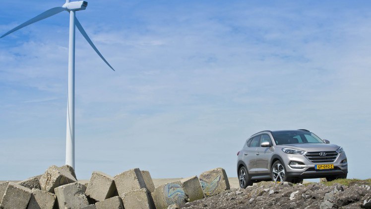 Autotest nieuwe Hyundai Tucson 1.6 GDI Comfort. We rijden met de voor Nederland interessante crossover en die zit al behoorlijk goed in zijn spullen.