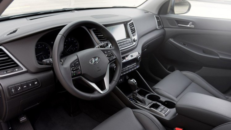 Autotest nieuwe Hyundai Tucson 1.6 GDI Comfort. We rijden met de voor Nederland interessante crossover en die zit al behoorlijk goed in zijn spullen.