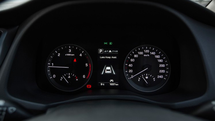 Autotest nieuwe Hyundai Tucson 1.6 GDI Comfort. We rijden met de voor Nederland interessante crossover en die zit al behoorlijk goed in zijn spullen.