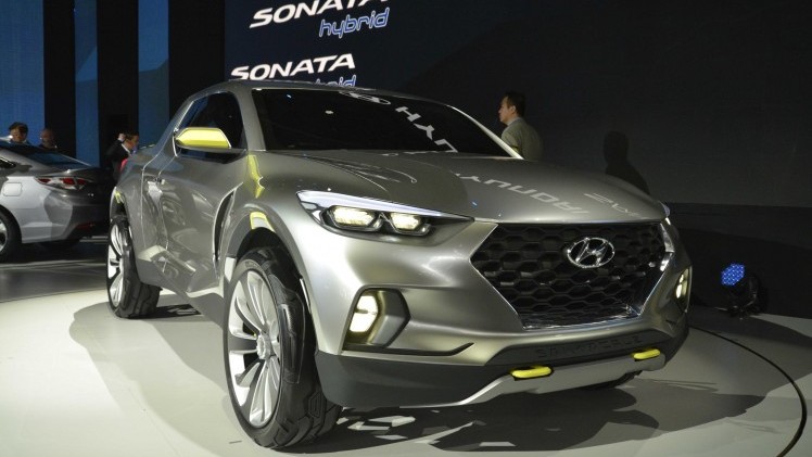 Eerste plug-in hybride van Hyundai is gebaseerd op de Sonata. Naast deze auto staat de Santa Cruz pick-up in Detroit.