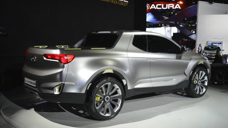 Eerste plug-in hybride van Hyundai is gebaseerd op de Sonata. Naast deze auto staat de Santa Cruz pick-up in Detroit.