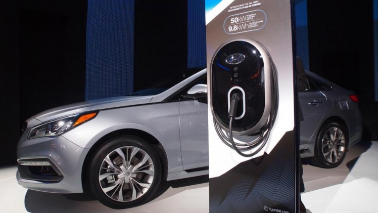 Eerste plug-in hybride van Hyundai is gebaseerd op de Sonata. Naast deze auto staat de Santa Cruz pick-up in Detroit.
