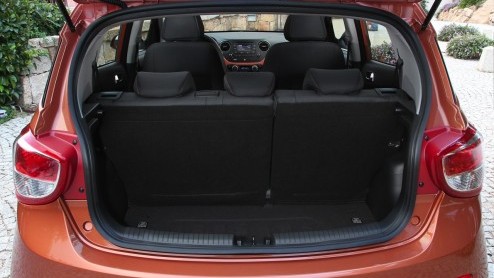 Autotest van nieuwe Hyundai i10 1.0 i-Motion met diverse opties, de nieuwe kleine Koreaan die claimt de langste, breedste en stilste auto in zijn klasse te zijn. En met de grootste bagageruimte.