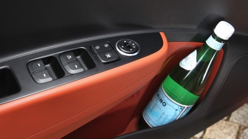 Autotest van nieuwe Hyundai i10 1.0 i-Motion met diverse opties, de nieuwe kleine Koreaan die claimt de langste, breedste en stilste auto in zijn klasse te zijn. En met de grootste bagageruimte.