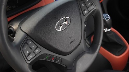 Autotest van nieuwe Hyundai i10 1.0 i-Motion met diverse opties, de nieuwe kleine Koreaan die claimt de langste, breedste en stilste auto in zijn klasse te zijn. En met de grootste bagageruimte.