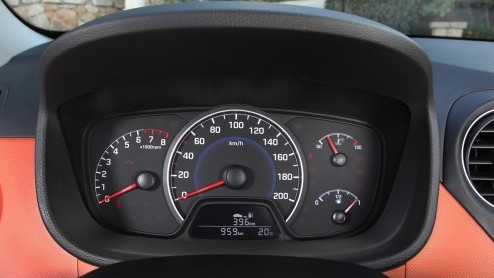 Autotest van nieuwe Hyundai i10 1.0 i-Motion met diverse opties, de nieuwe kleine Koreaan die claimt de langste, breedste en stilste auto in zijn klasse te zijn. En met de grootste bagageruimte.
