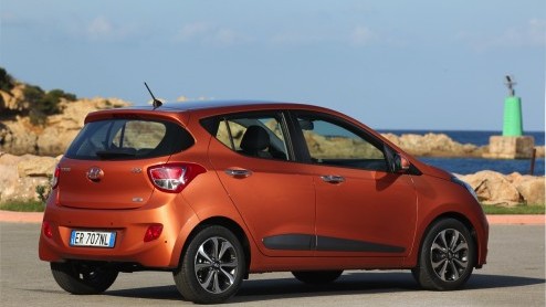 Autotest van nieuwe Hyundai i10 1.0 i-Motion met diverse opties, de nieuwe kleine Koreaan die claimt de langste, breedste en stilste auto in zijn klasse te zijn. En met de grootste bagageruimte.