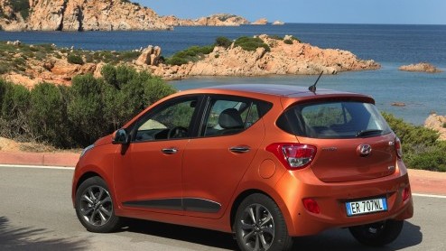 Autotest van nieuwe Hyundai i10 1.0 i-Motion met diverse opties, de nieuwe kleine Koreaan die claimt de langste, breedste en stilste auto in zijn klasse te zijn. En met de grootste bagageruimte.