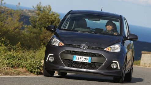 Autotest van nieuwe Hyundai i10 1.0 i-Motion met diverse opties, de nieuwe kleine Koreaan die claimt de langste, breedste en stilste auto in zijn klasse te zijn. En met de grootste bagageruimte.