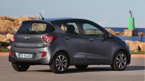 Autotest van nieuwe Hyundai i10 1.0 i-Motion met diverse opties, de nieuwe kleine Koreaan die claimt de langste, breedste en stilste auto in zijn klasse te zijn. En met de grootste bagageruimte.