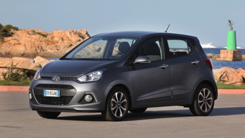 Autotest van nieuwe Hyundai i10 1.0 i-Motion met diverse opties, de nieuwe kleine Koreaan die claimt de langste, breedste en stilste auto in zijn klasse te zijn. En met de grootste bagageruimte.