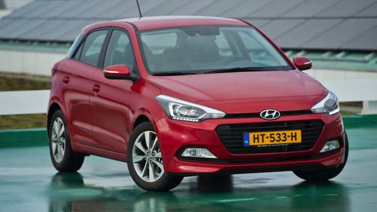 Autotest Hyundai i20 1.0 T-GDI. In deze test voelen we de nieuwe 1.0 liter turbomotor in de populaire Hyundai i20 vijfdeurs aan de tand. De driecilinder met 100 pk weet te bekoren.