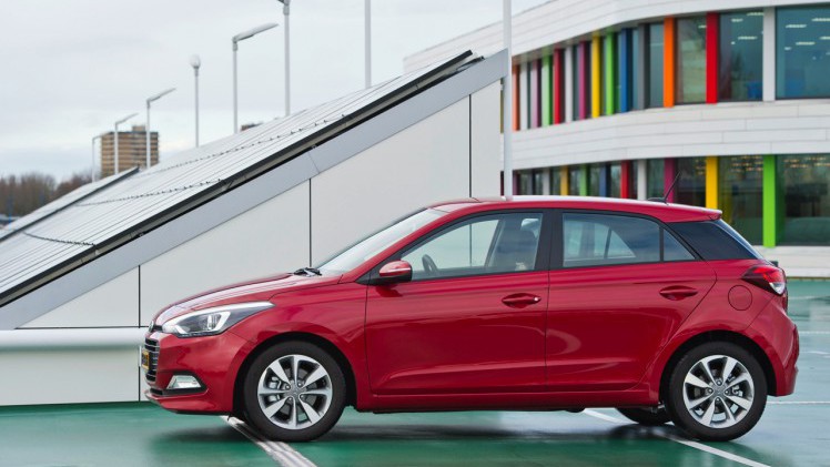 Autotest Hyundai i20 1.0 T-GDI. In deze test voelen we de nieuwe 1.0 liter turbomotor in de populaire Hyundai i20 vijfdeurs aan de tand. De driecilinder met 100 pk weet te bekoren.
