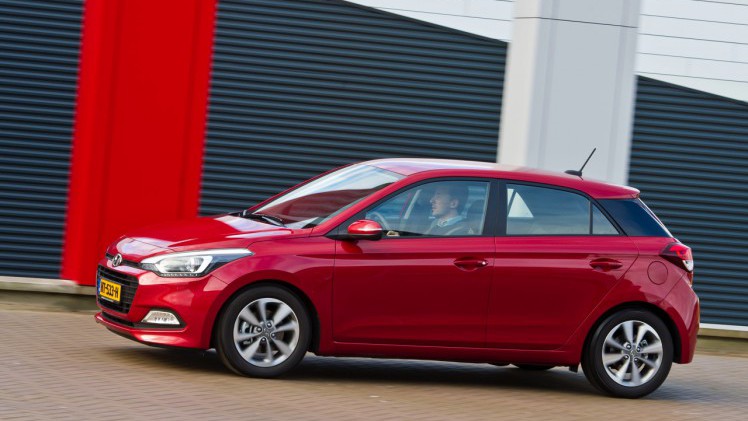 Autotest Hyundai i20 1.0 T-GDI. In deze test voelen we de nieuwe 1.0 liter turbomotor in de populaire Hyundai i20 vijfdeurs aan de tand. De driecilinder met 100 pk weet te bekoren.